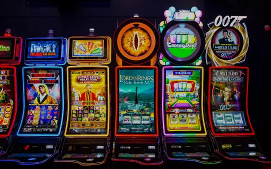 Nhiều trò chơi Slot Machine có tính năng vòng quay miễn phí, hãy tận dụng nó để tăng cơ hội giành được thêm phần thưởng.